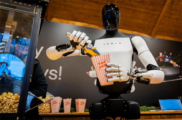 特斯拉人形机器人“上岗”卖爆米花：装袋、递送一气呵成